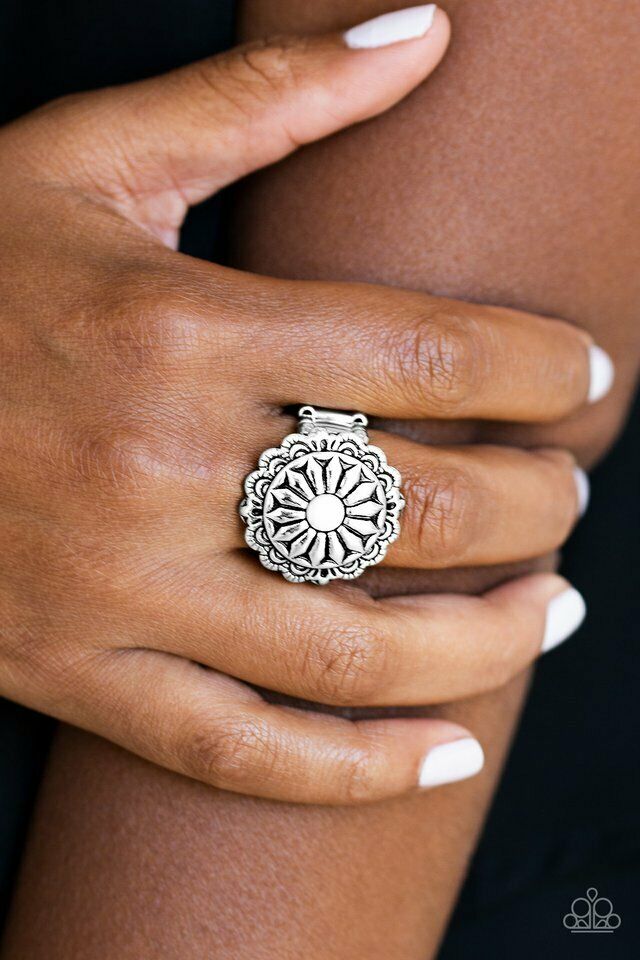 Ring:  Daringly Daisy - White