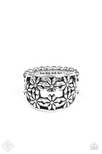 Load image into Gallery viewer, Ring: &quot;Crazy About Daisies&quot; - Silver
